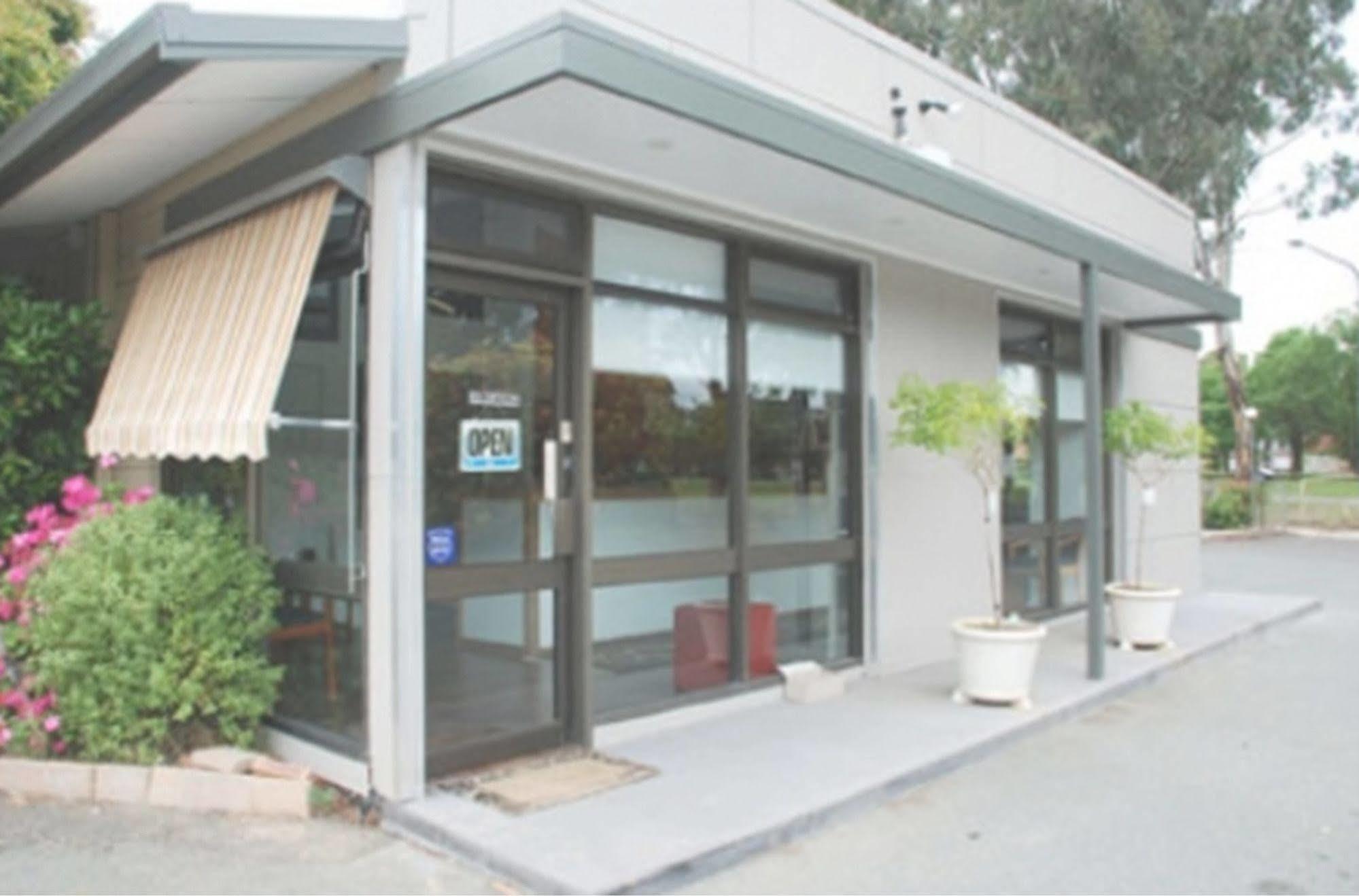 Red Cedars Motel Canberra Exteriör bild