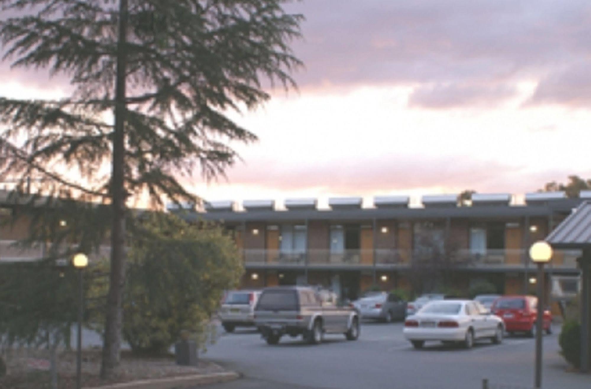 Red Cedars Motel Canberra Exteriör bild
